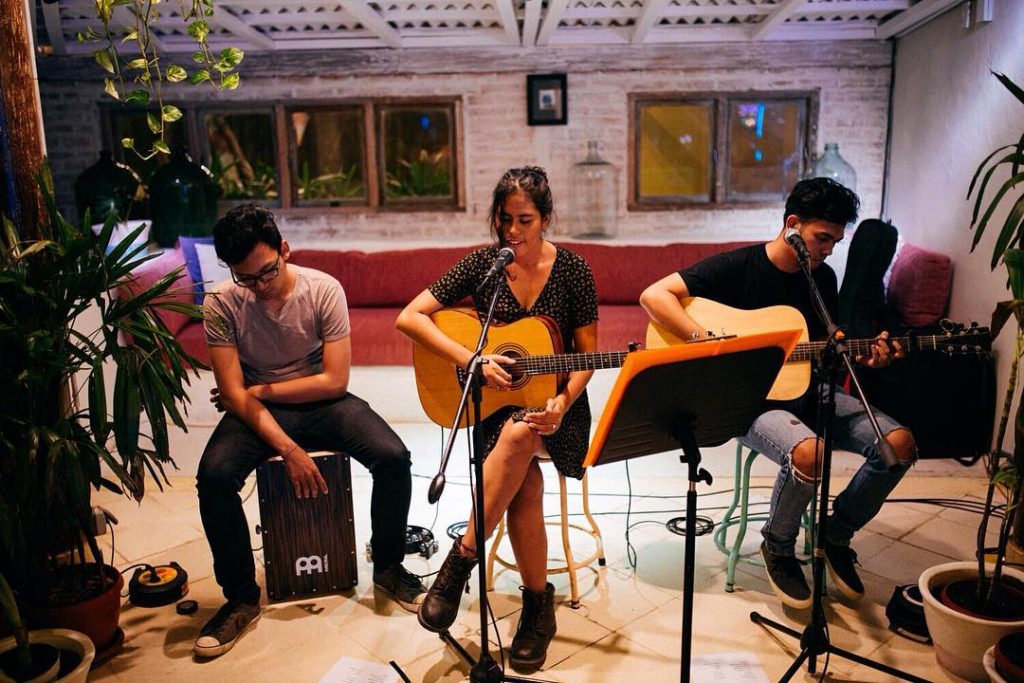 Resto Dengan Live Music